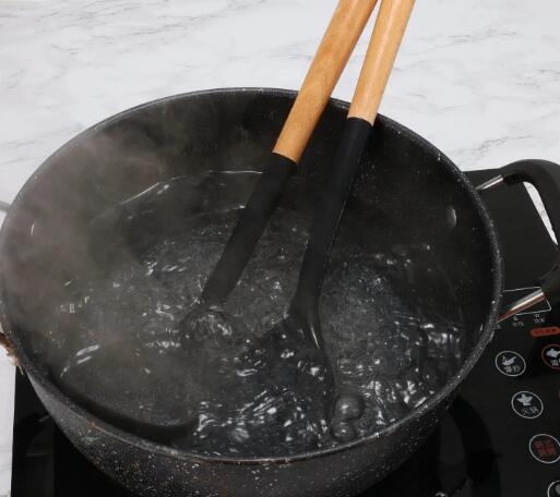 
boil-test-of-silicone-utensil